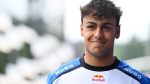 Arvid Lindblad, Racing Bulls, ler i paddocken under Belgiens GP på Spa-Francorchamps 2026.
