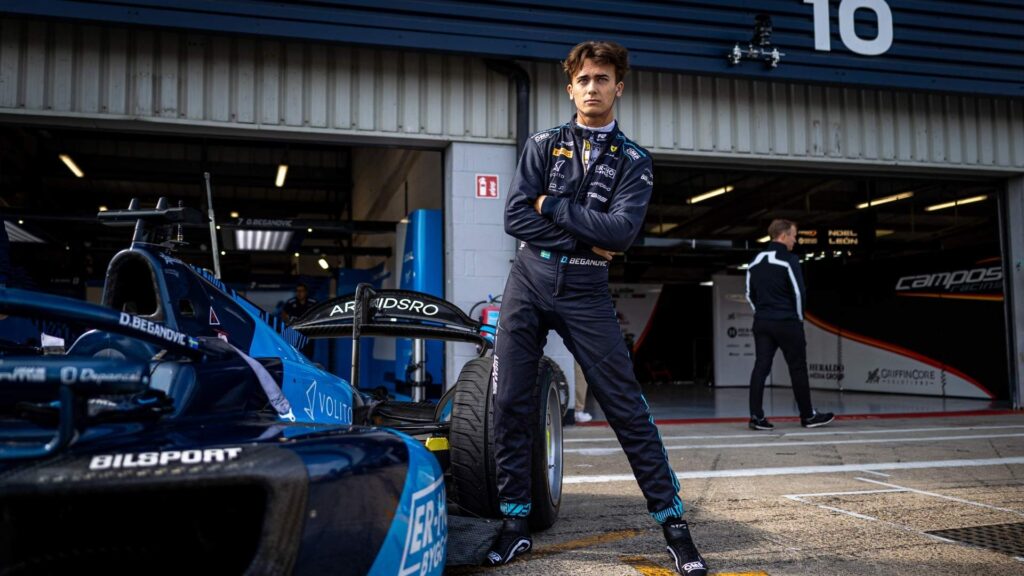 Dino Beganovic står lutad mot sin DAMS-bil i Formel 2-depån.