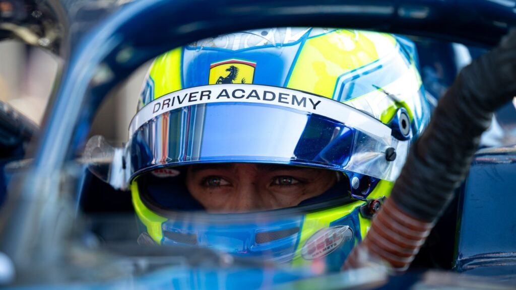 Dino Beganovic med Ferrari Driver Academy-hjälm i sin Formel 2-bil