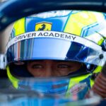 Dino Beganovic med Ferrari Driver Academy-hjälm i sin Formel 2-bil