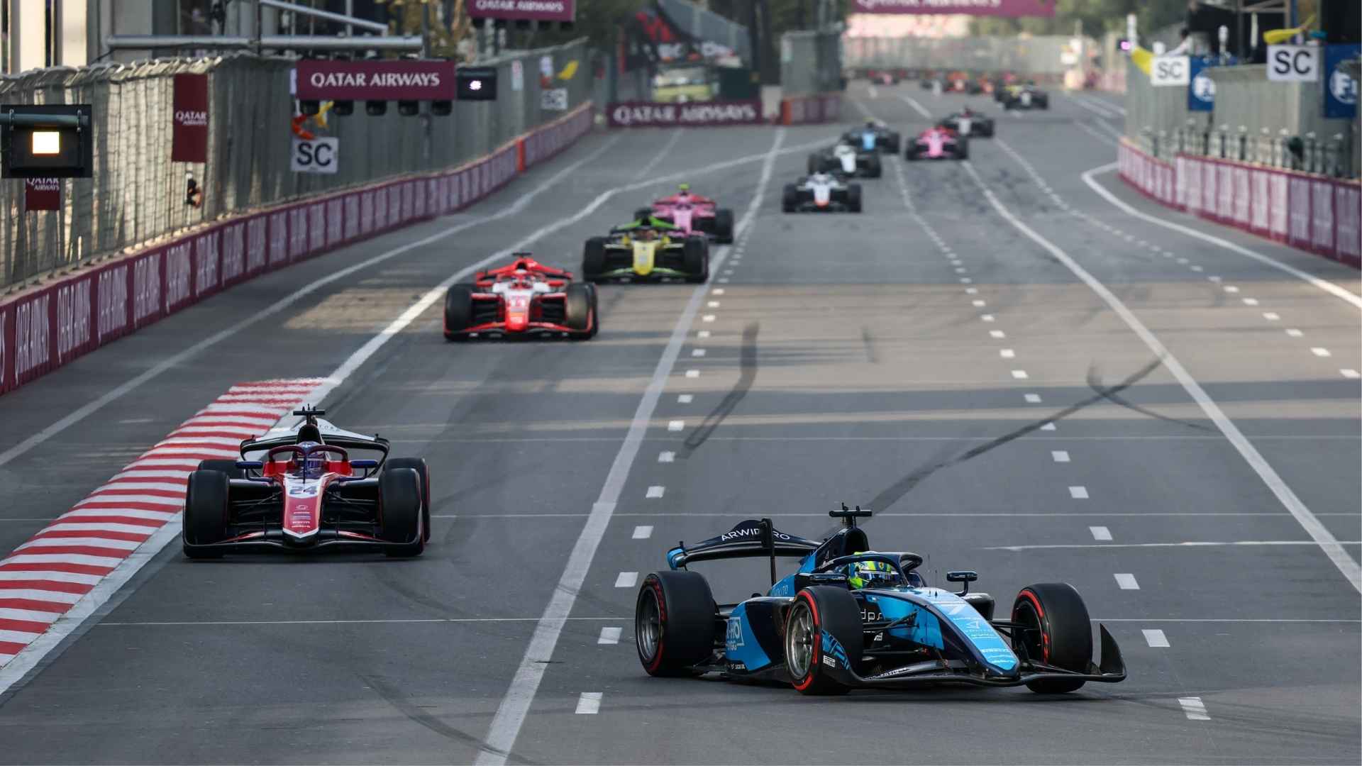 Dino Beganovic kör Formel 2 på stadsbanan i Baku 2026
