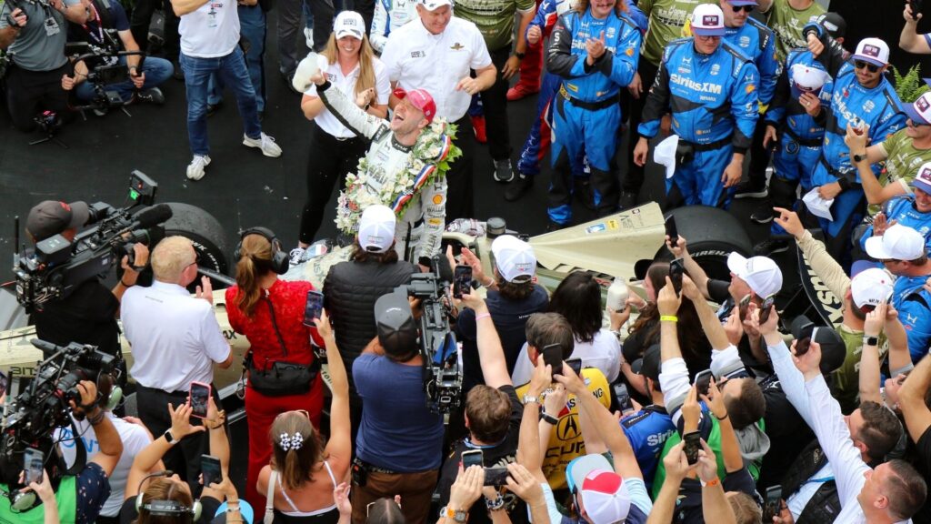 Felix Rosenqvist firar segern i Indy 500 2026 på Indianapolis Motor Speedway