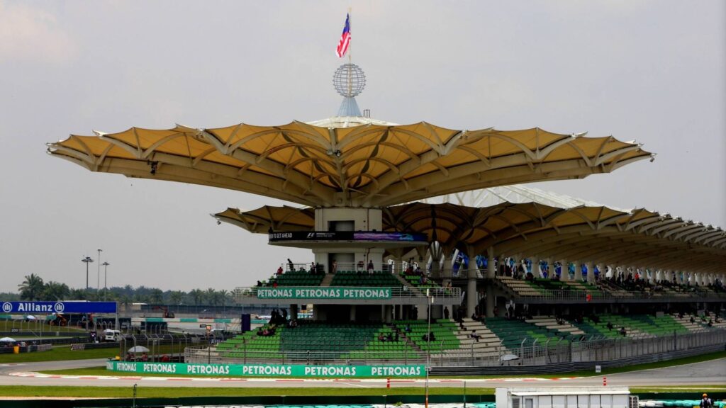 Läktartornet på Sepang International Circuit i Malaysia, värd för Bahrains Grand Prix 2026.