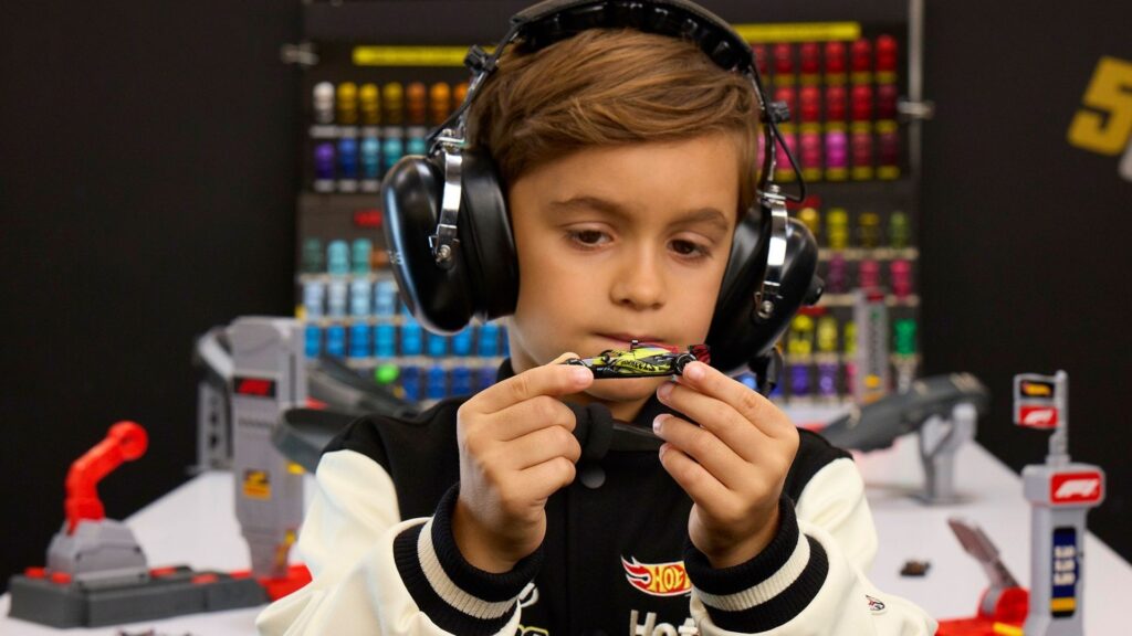 Barn håller i en Hot Wheels Formel 1-bil under Mattels nya F1-satsning för unga fans