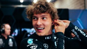 Kimi Antonelli ler i Mercedes garage inför Belgiens Grand Prix på Spa-Francorchamps