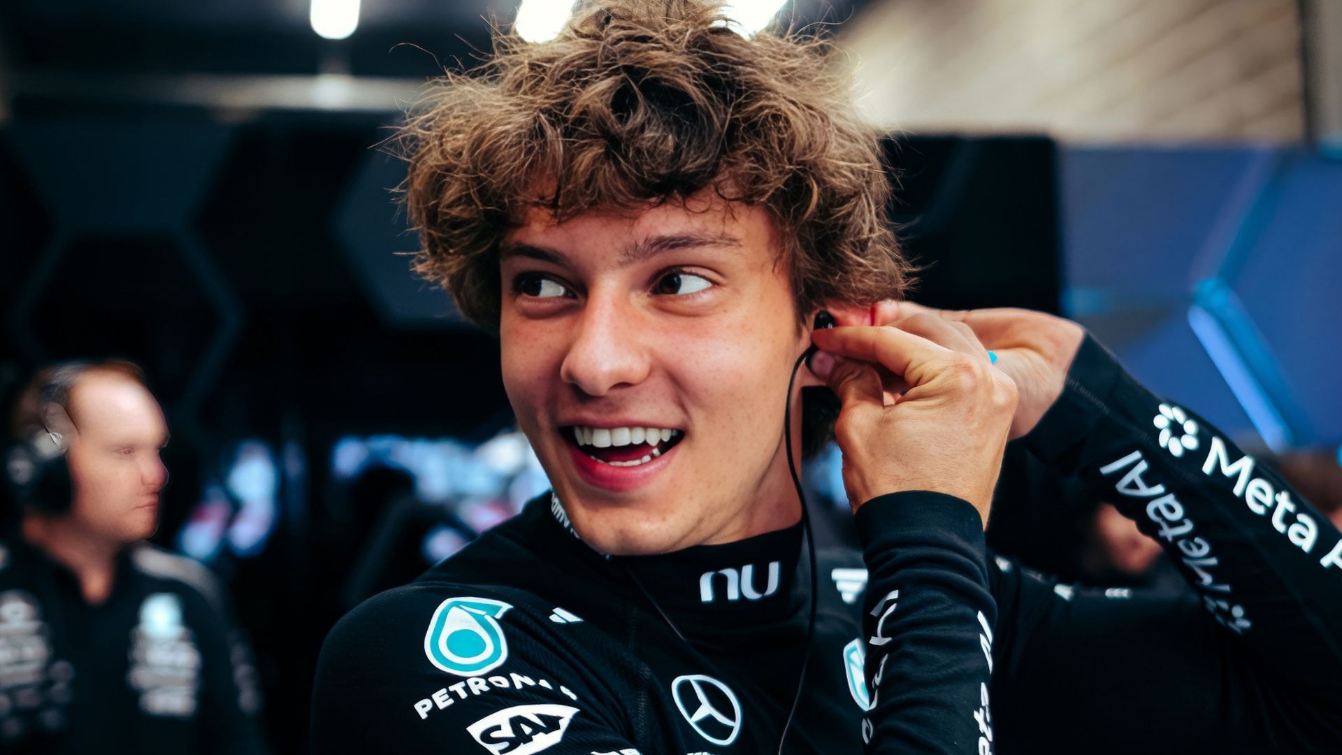 Kimi Antonelli ler i Mercedes garage inför Belgiens Grand Prix på Spa-Francorchamps