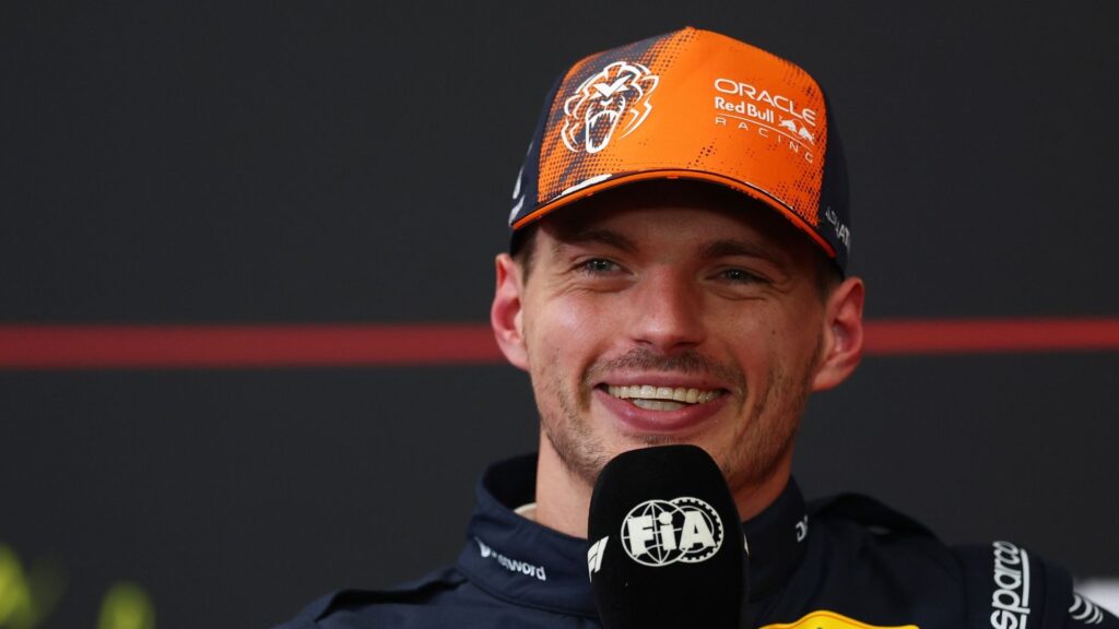 Max Verstappen ler under presskonferensen efter kvalet till Belgiens Grand Prix på Spa-Francorchamps 2026.