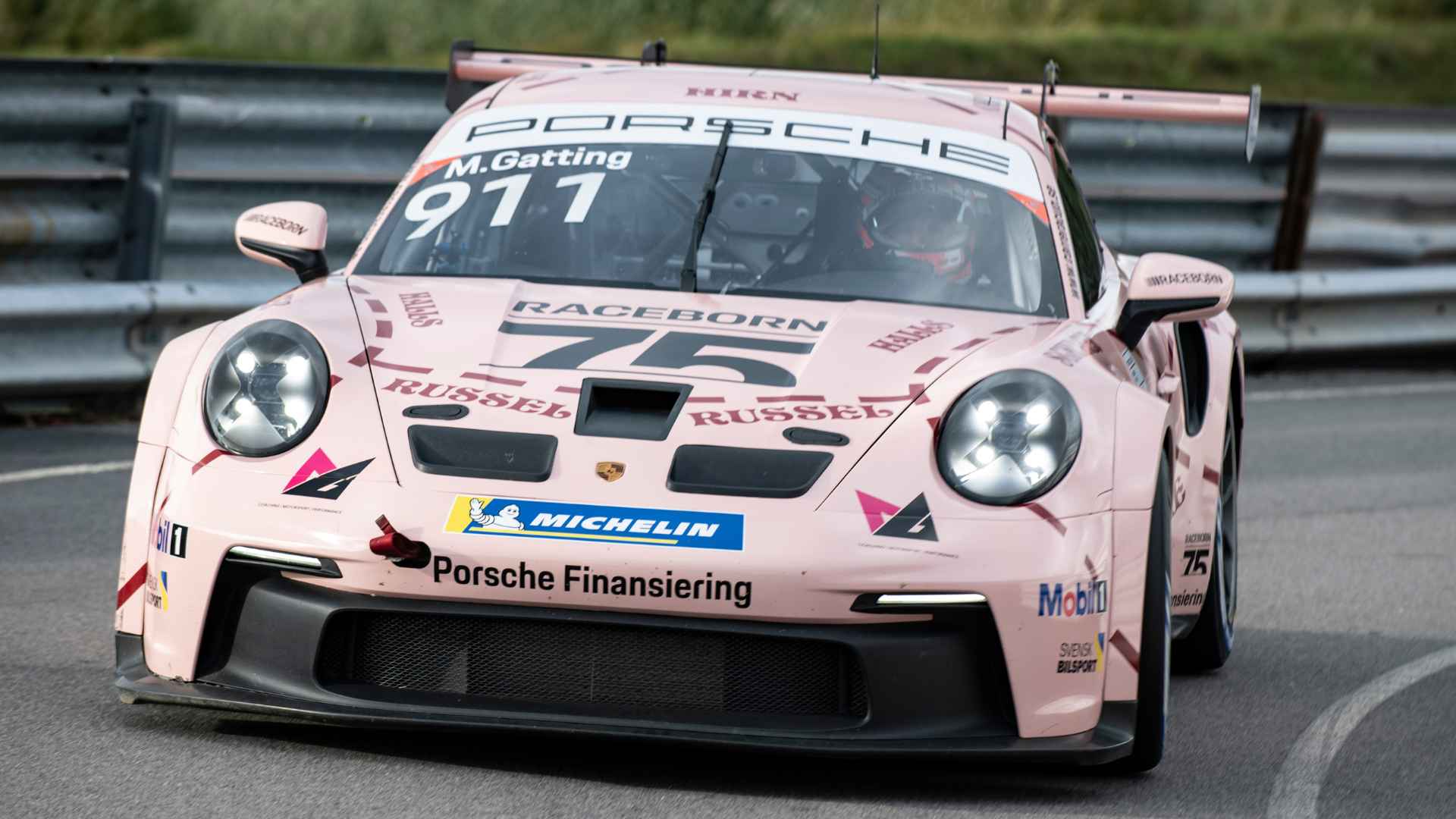 Michelle Gatting kör Porsche nummer 911 genom en kurva på Mantorp Park.