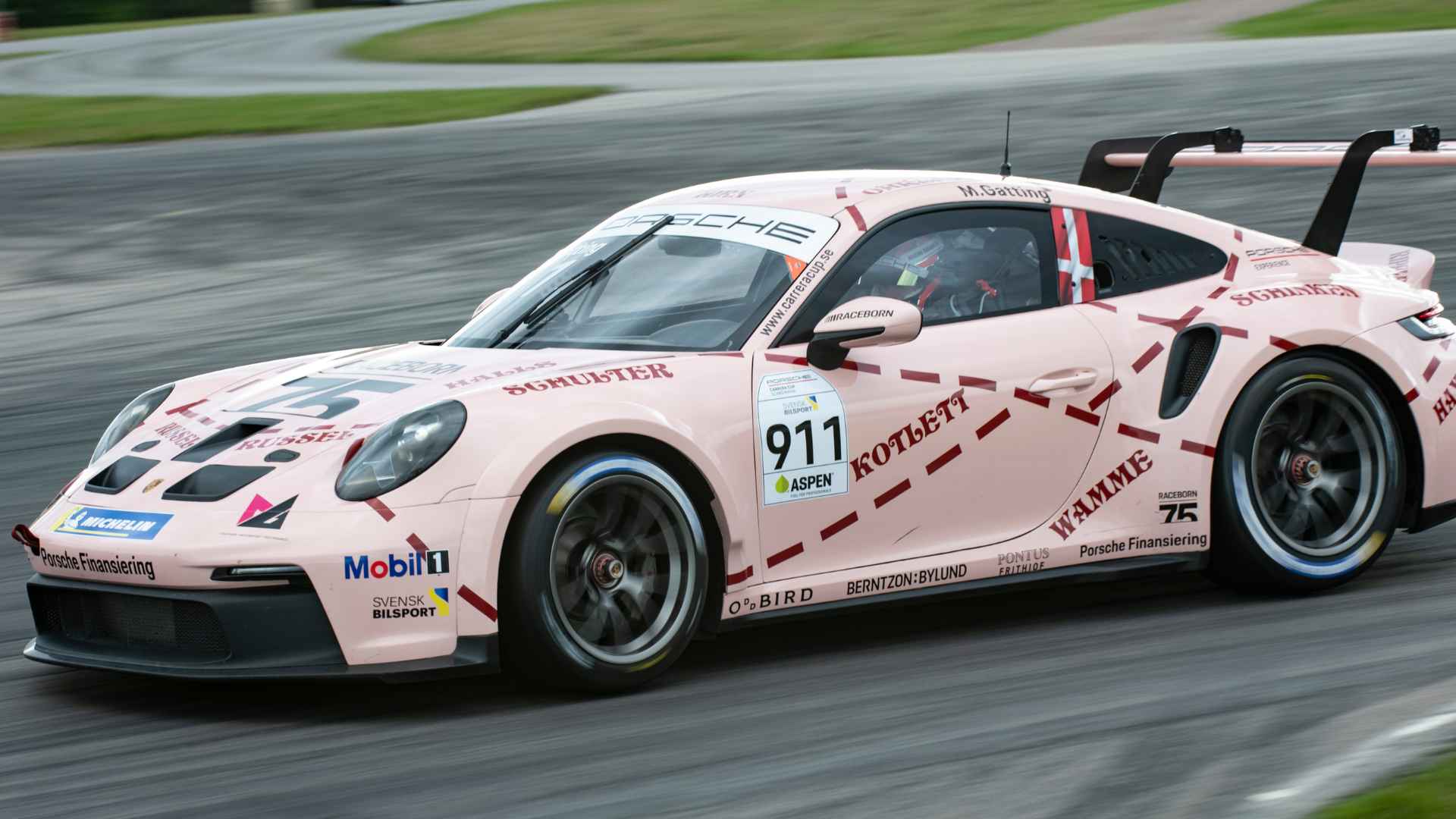 Michelle Gatting kör den rosa Porsche 911 GT3 Cup-bilen på Mantorp Park.
