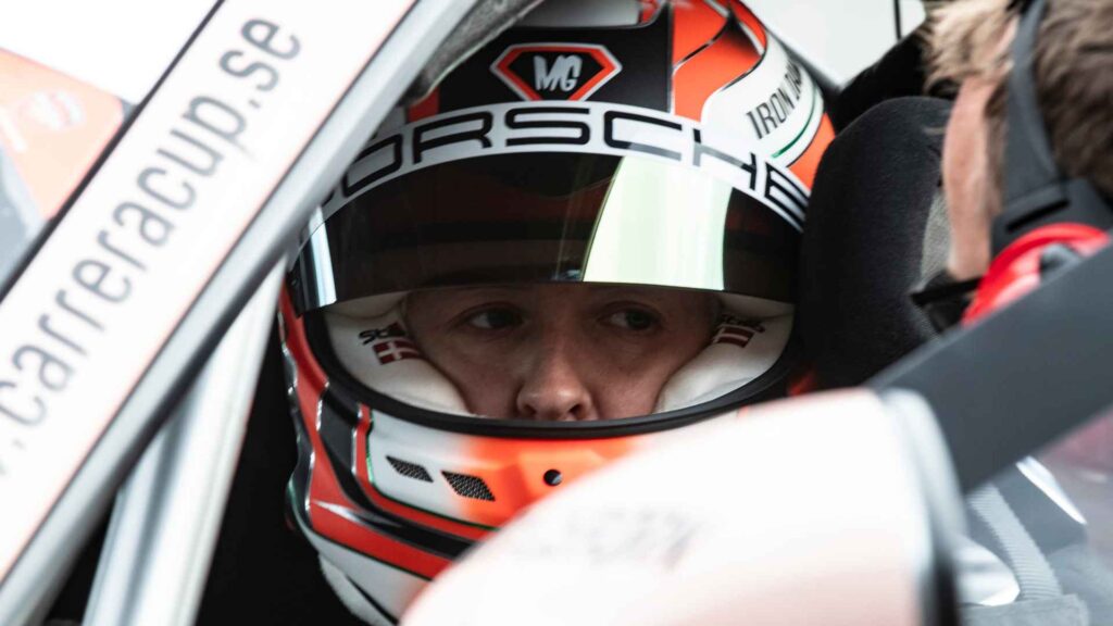 Michelle Gatting sitter med hjälmen på i tävlingsbilen inför Carrera Cup-finalen på Mantorp Park.
