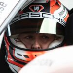 Michelle Gatting sitter med hjälmen på i tävlingsbilen inför Carrera Cup-finalen på Mantorp Park.