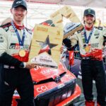 Oliver Solberg och kartläsaren Elliott Edmondson firar segern i Rally Chile 2026