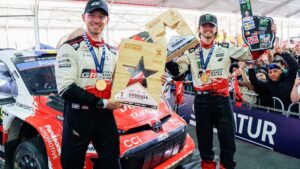 Oliver Solberg och kartläsaren Elliott Edmondson firar segern i Rally Chile 2026