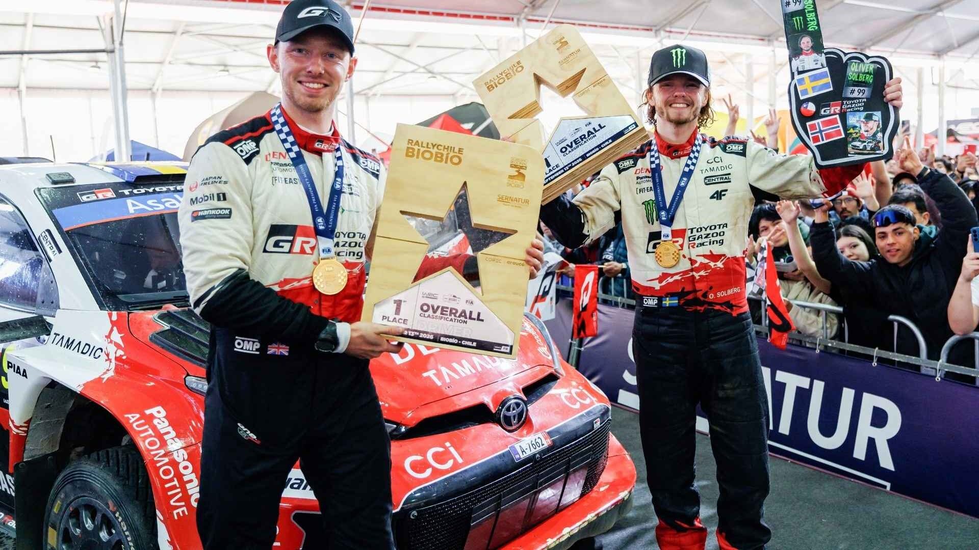 Oliver Solberg och kartläsaren Elliott Edmondson firar segern i Rally Chile 2026