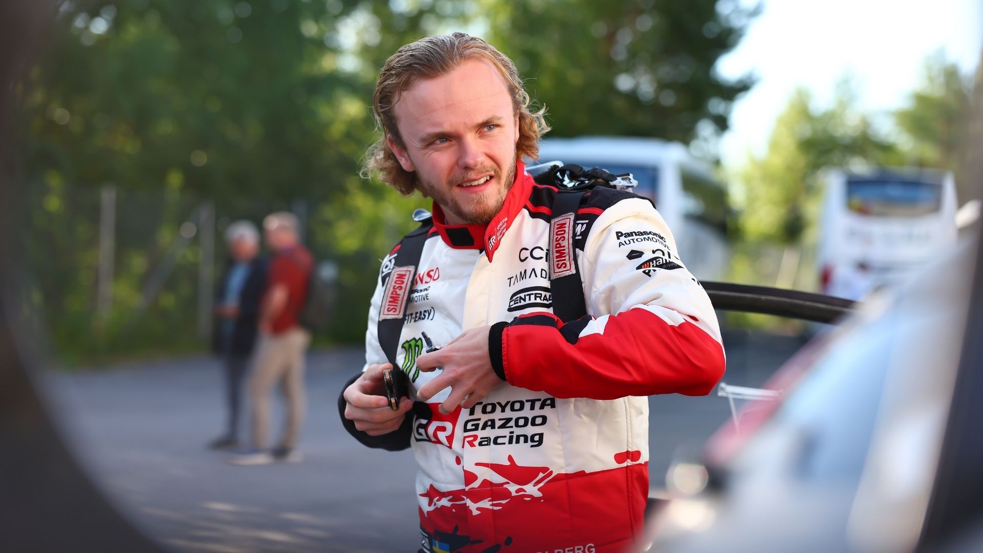 Oliver Solberg i Toyota Gazoo Racings overall vid rallybilen