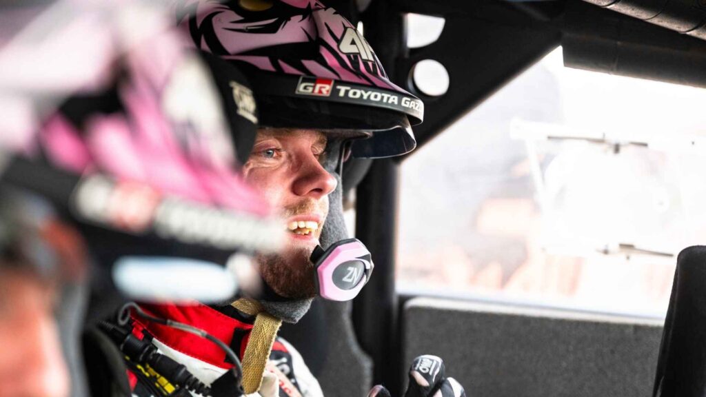 Oliver Solberg med hjälm bakom ratten i sin Toyota under rally-VM 2026
