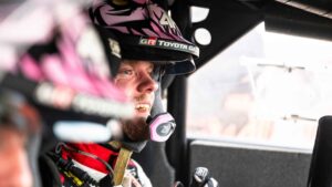 Oliver Solberg med hjälm bakom ratten i sin Toyota under rally-VM 2026