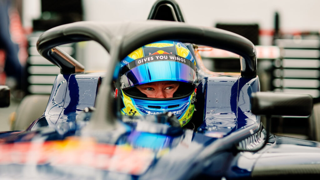 Scott Kin Lindblom sitter i sin formelbil under en British F4-helg med hjälmen på och blicken fokuserad genom halo-skyddet