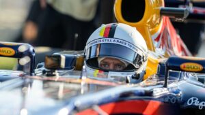 Sebastian Vettel i en tävlingsbil inför Race of Champions
