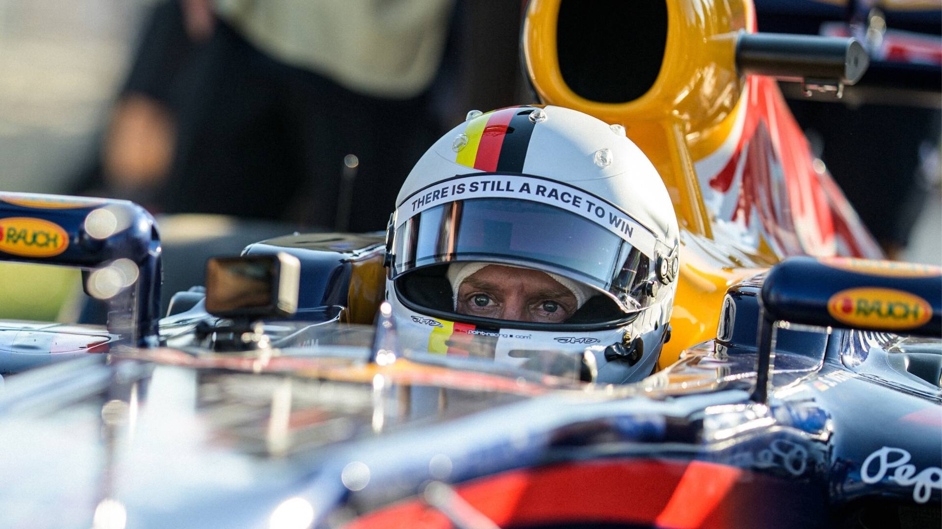 Sebastian Vettel i en tävlingsbil inför Race of Champions
