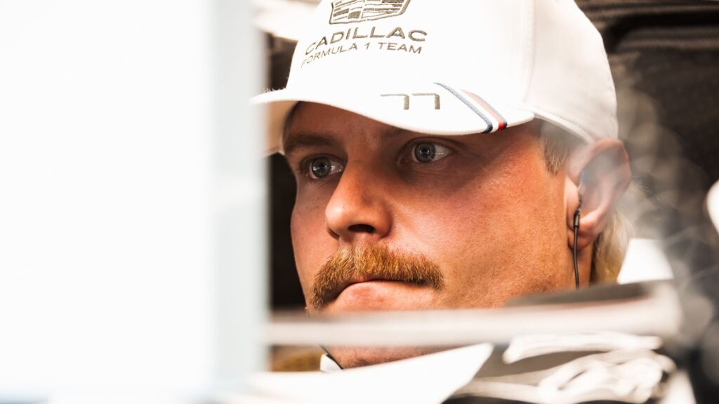 Valtteri Bottas sitter i sin Cadillac med vit teamkeps och blicken fäst framåt inför kvalet till Belgiens GP på Spa-Francorchamps.